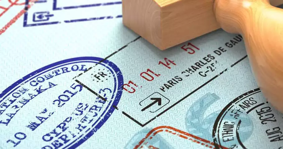 Sellos en un pasaporte de un inmigrante