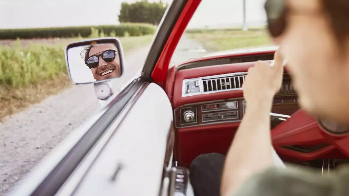 Homme conduisant joyeusement en Europe avec son permis de conduire international