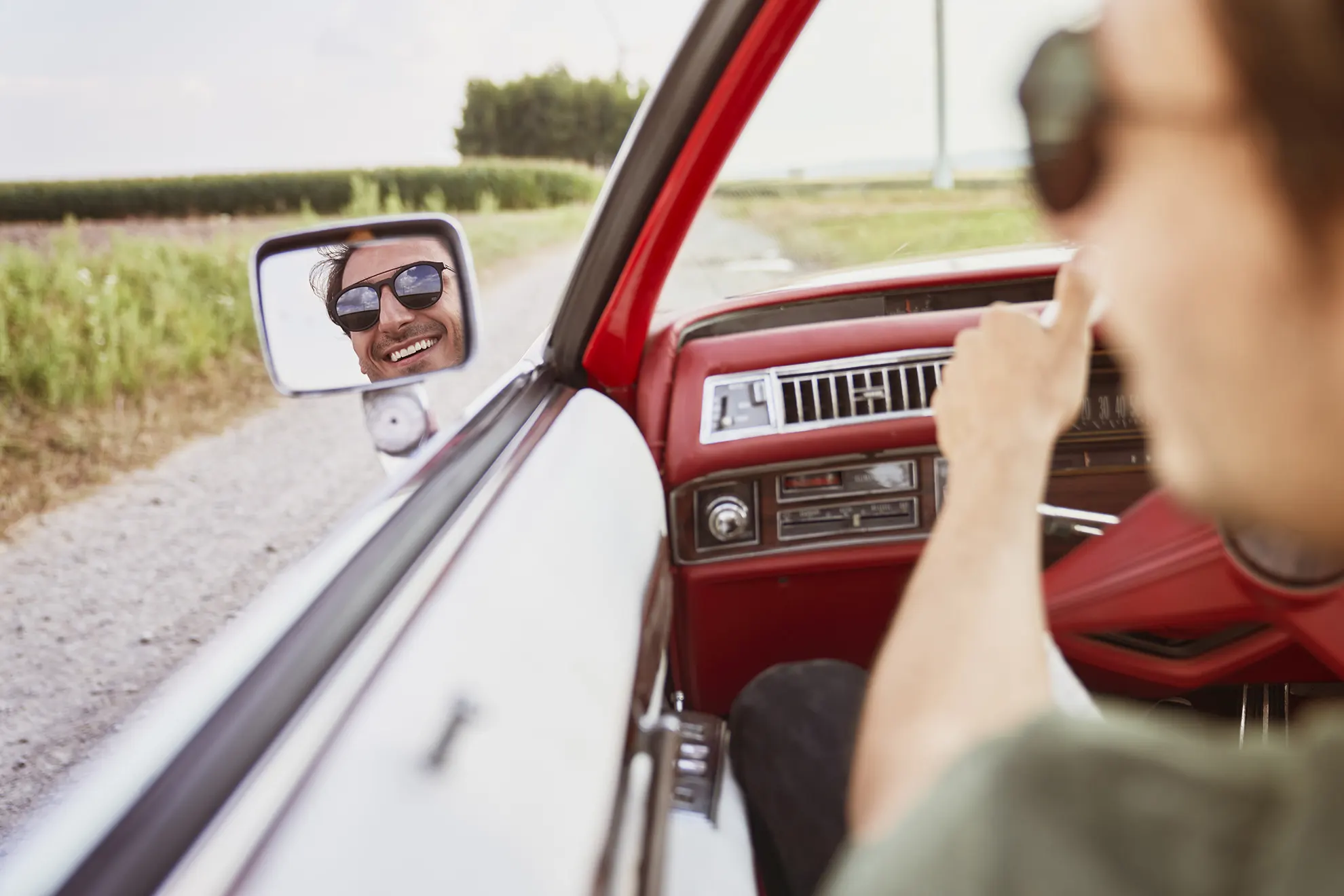 Homme conduisant joyeusement en Europe avec son permis de conduire international
