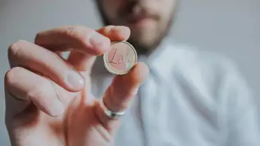 Hombre sosteniendo un euro en su mano