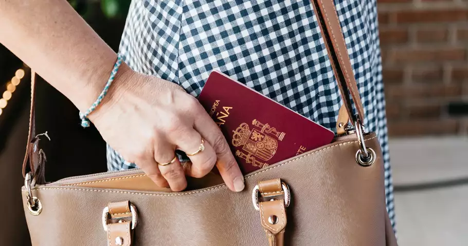 Mujer haciendo uso de su pasaporte español antes de un control fronterizo