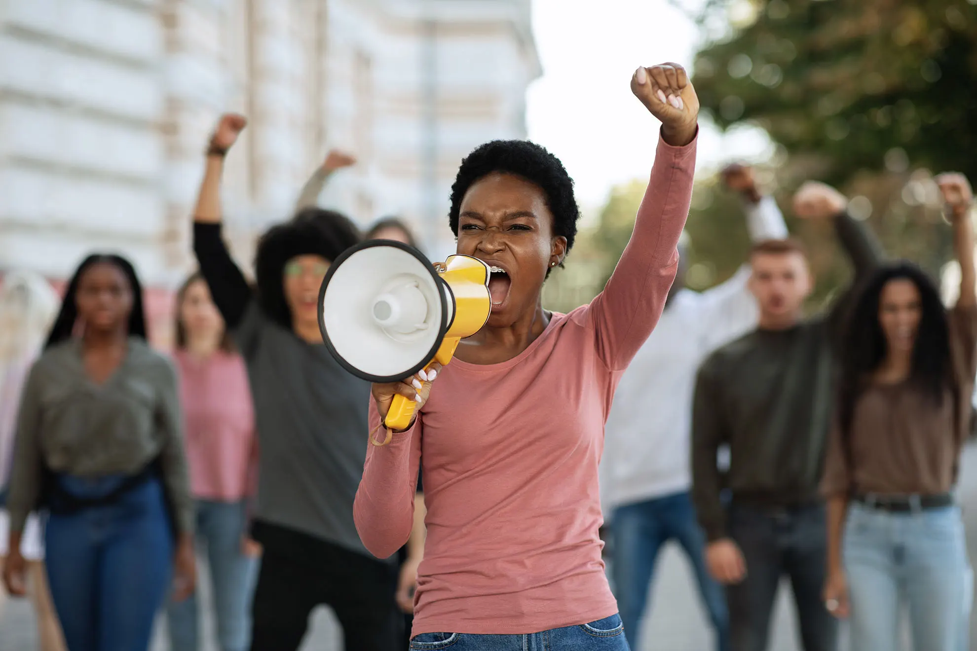 Dona reclamant els seus drets en una manifestació