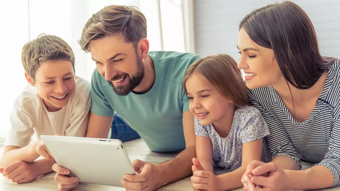 Familia unida mirando información en una tablet