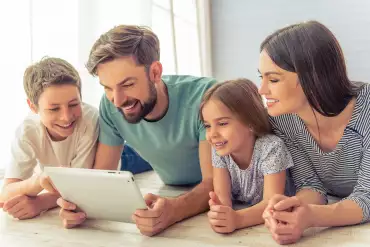 Familia unida mirando información en una tablet