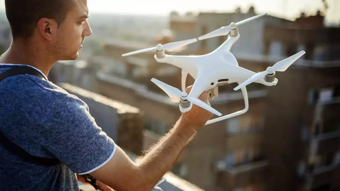 Piloto de dron vuela uno para hacer imágenes