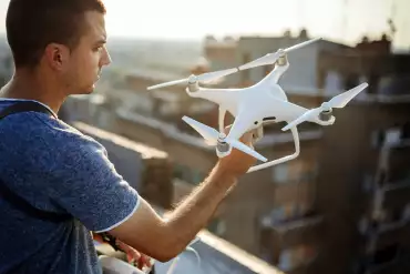 Piloto de dron vuela uno para hacer imágenes