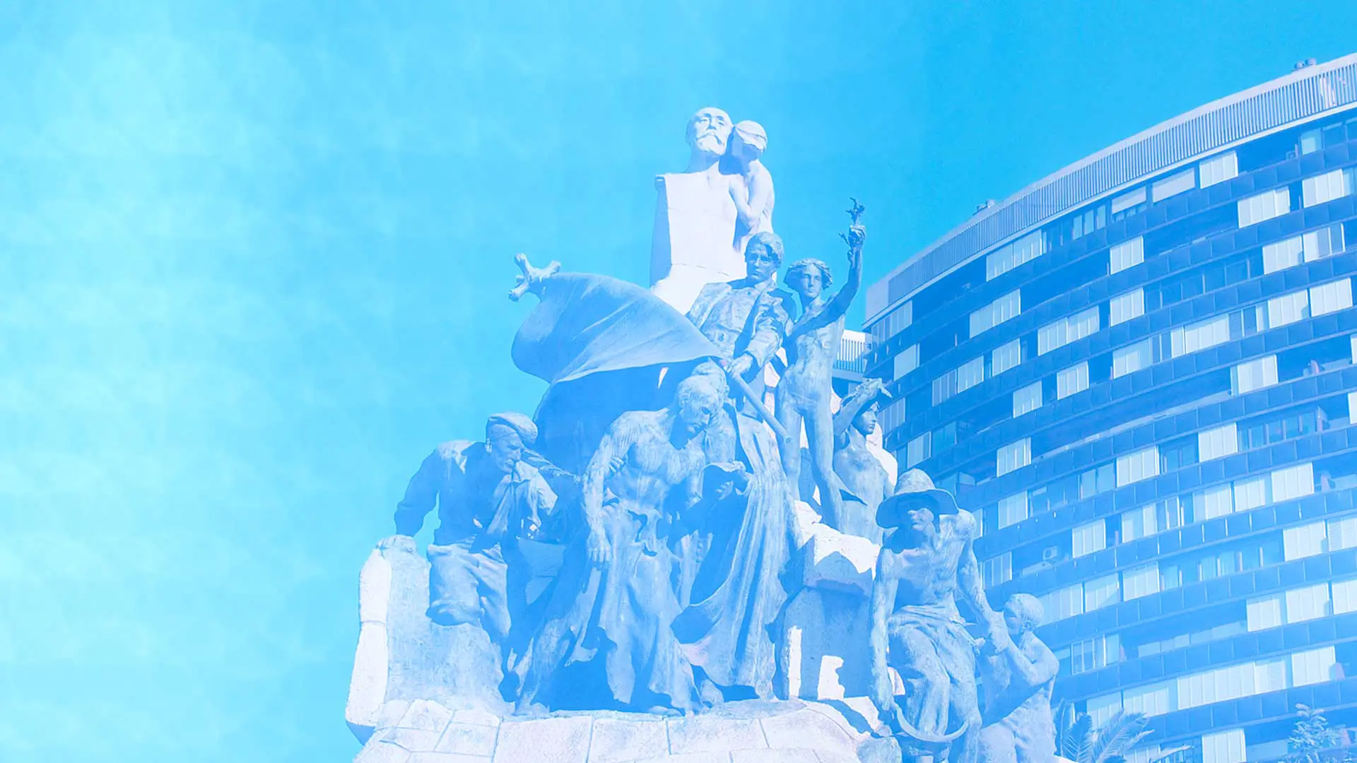 Monumento y edificio de la Plaza Tetuán