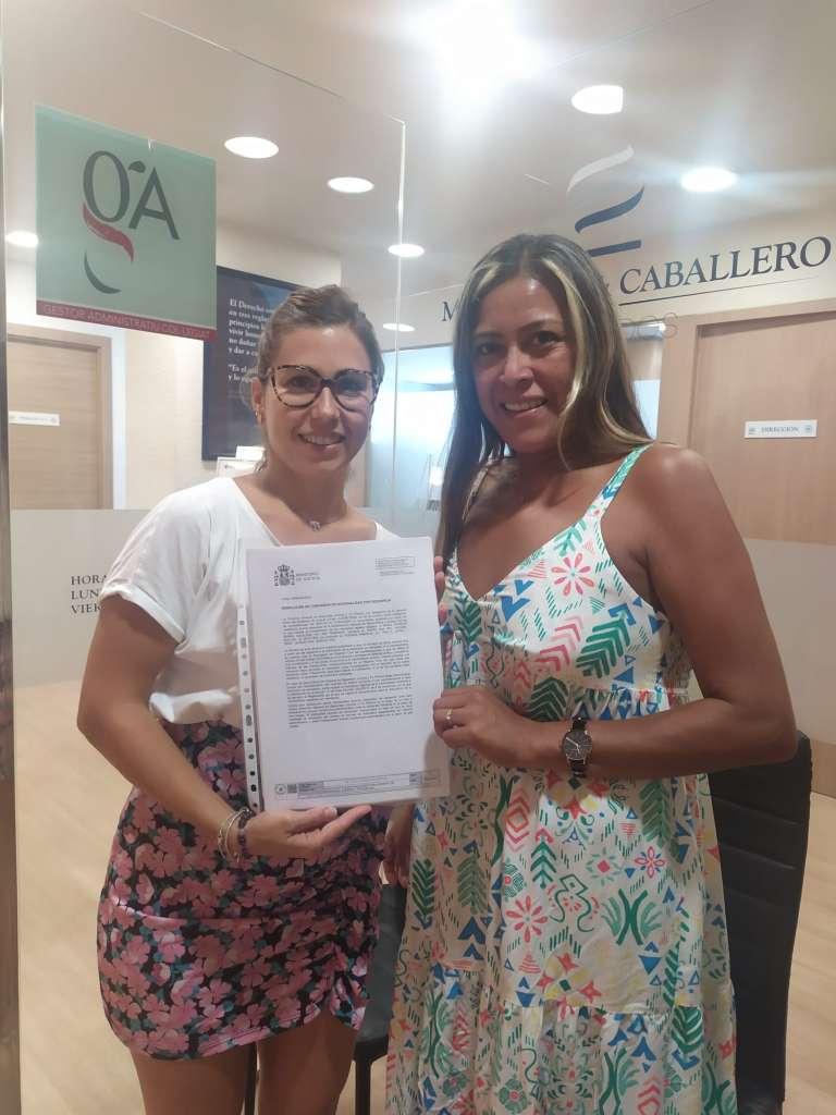 Cliente feliz por la concesión de su nacionalidad española en Martinez Caballero Abogados