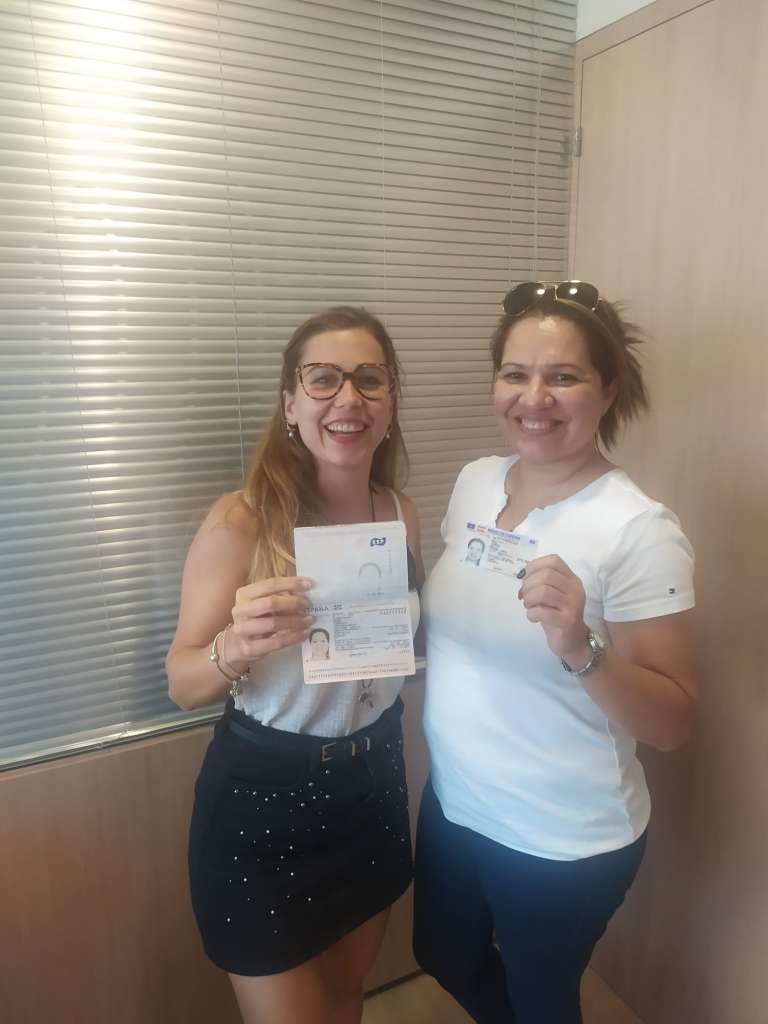 Client feliç per la concessió de la seva nacionalitat espanyola a Martinez Caballero Advocats