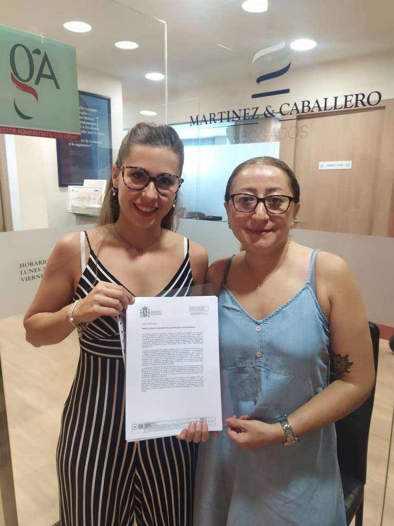 Client feliç per la concessió de la seva nacionalitat espanyola a Martinez Caballero Advocats