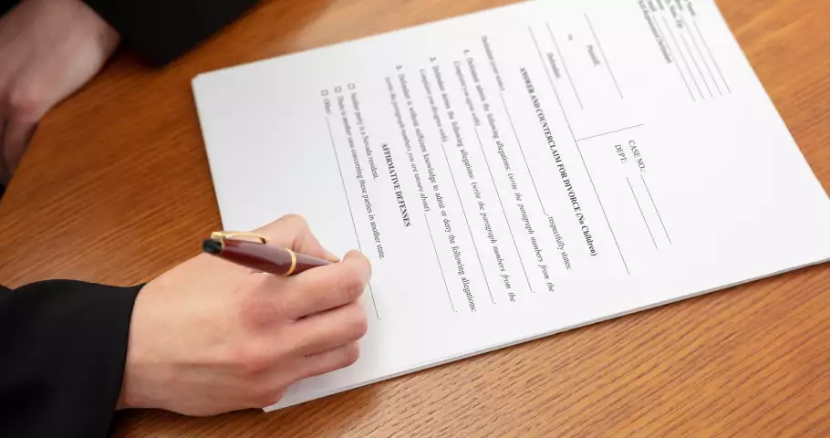 Couple signant un document de partenariat domestique