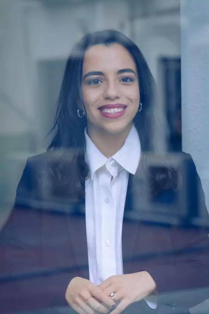Júlia Oliveira experta auxiliar administrativa en martinez caballero abogados