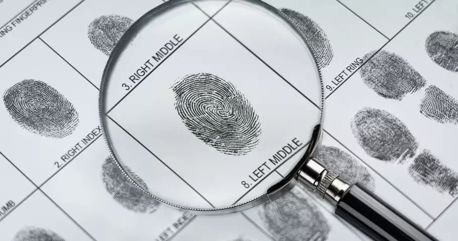 Toma de huellas para los antecedentes penales y policiales en España