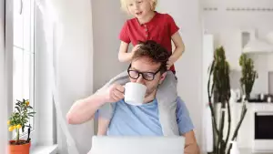 Padre intenta conciliar la vida laboral y la vida familiar