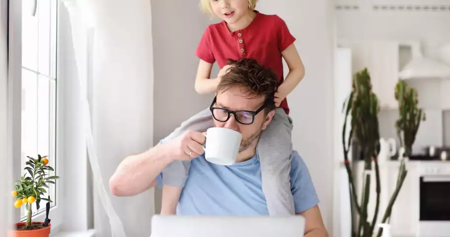 Padre intenta conciliar la vida laboral y la vida familiar