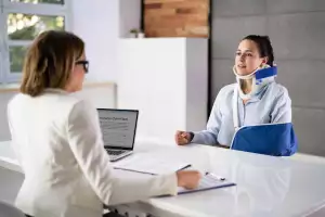Mujer denunciando un delito de lesiones con una abogada