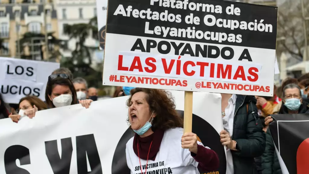 Vecinos afectados protestan por la usurpación de sus viviendas por okupas