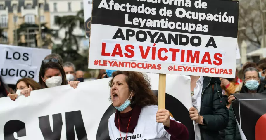 Vecinos afectados protestan por la usurpación de sus viviendas por okupas