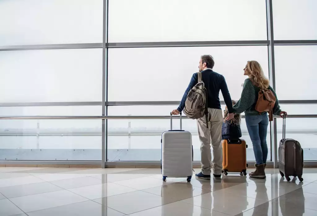 Familia de migrantes en un aeropuerto