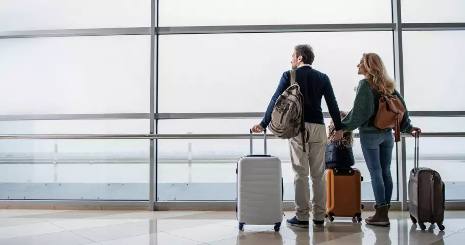 Familia de migrantes en un aeropuerto