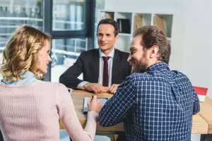 Pareja formalizando su relación como pareja de hecho ante un notario