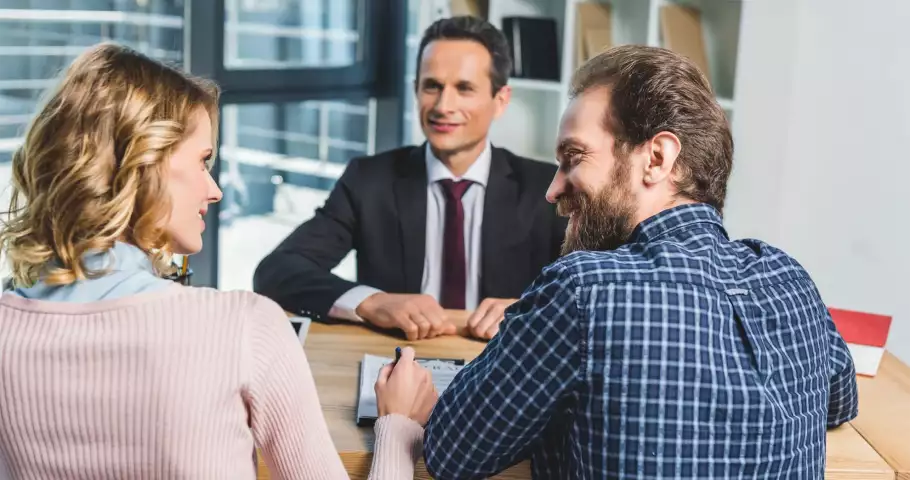 Pareja formalizando su relación como pareja de hecho ante un notario