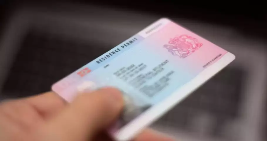 Documento de permiso de residencia en España