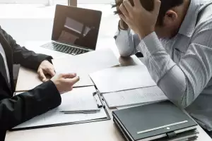 Hombre es víctima de un despido improcedente en su trabajo