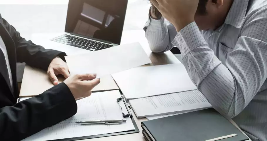 Hombre es víctima de un despido improcedente en su trabajo