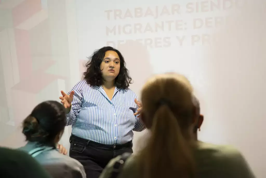 La abogada Diana Caballero impartiendo una charla sobre como obtener la nacionalidad española