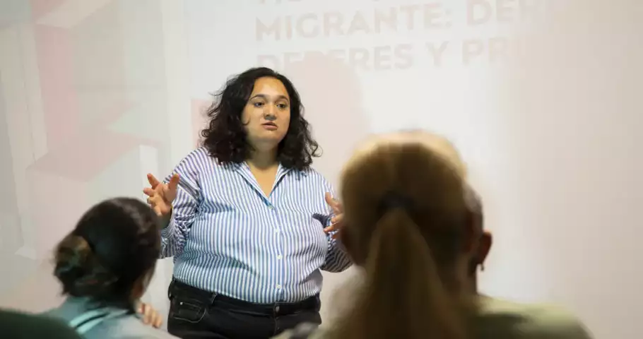 La abogada Diana Caballero impartiendo una charla sobre como obtener la nacionalidad española