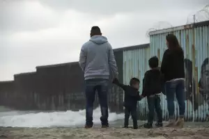 Familia de inmigrantes pide arraigo en Barcelona Espana
