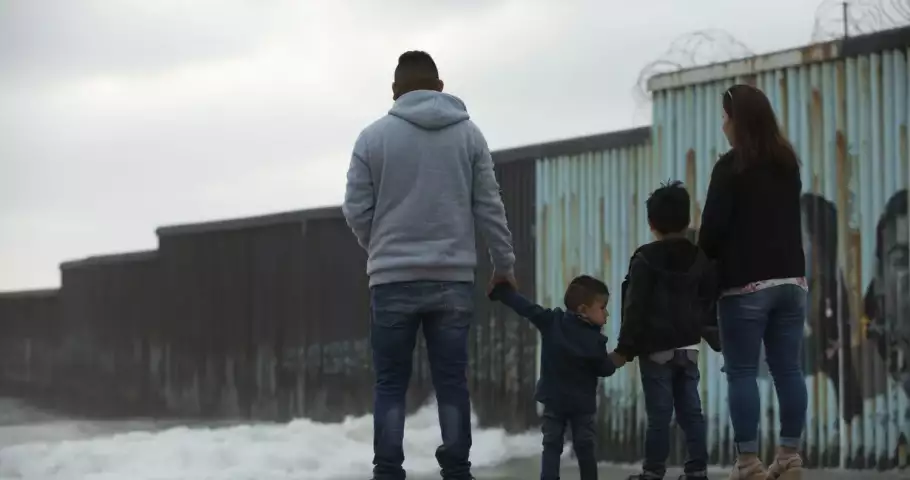 Familia de inmigrantes pide arraigo en Barcelona Espana