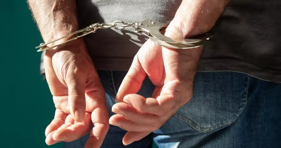 Manos esposadas por un delito de hurto