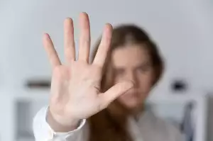 Mujer con una orden de protección por violencia de género