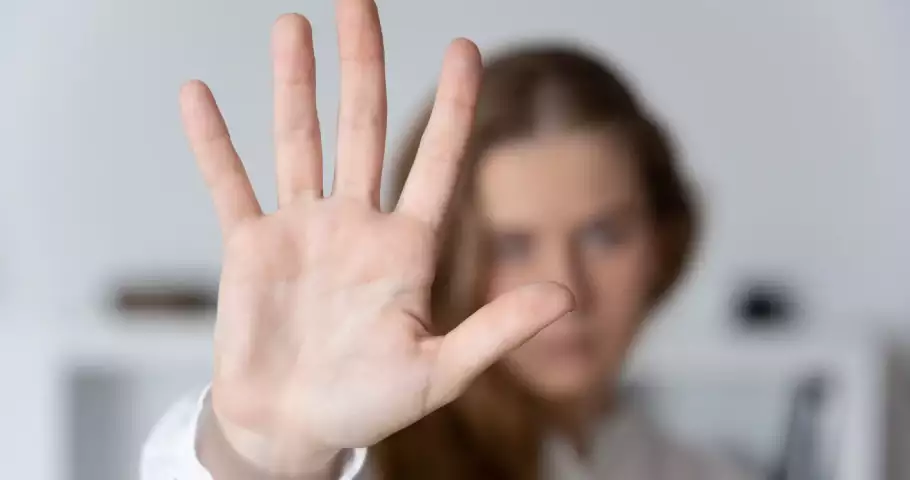 Mujer con una orden de protección por violencia de género