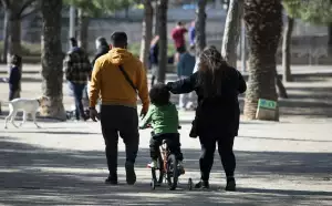 Familia de inmigrantes beneficiados por la regularización pasean en España